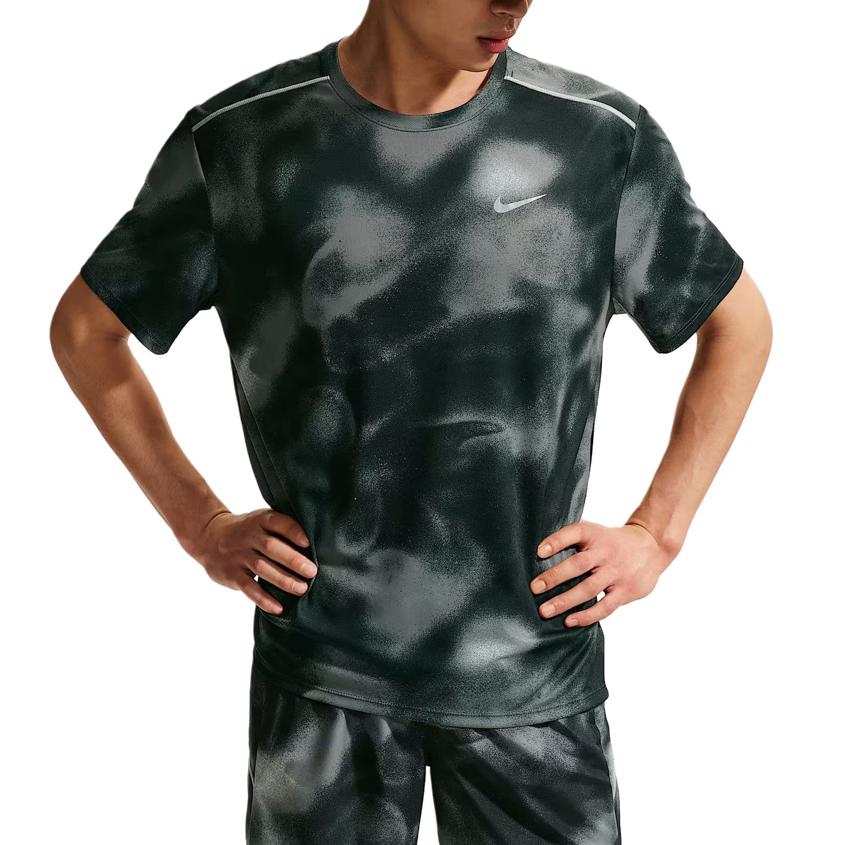 Nike MILER Running T Shirts Men's Black Crew Neck Moderate